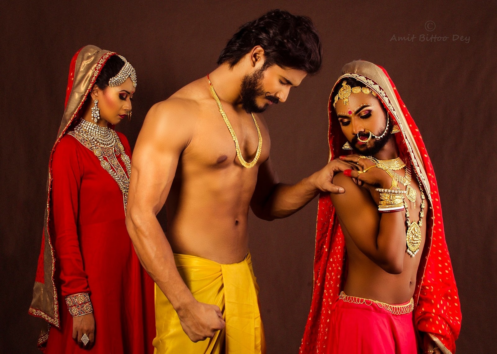 Рыжий транссексуал развлекается с мужчиной индусом 