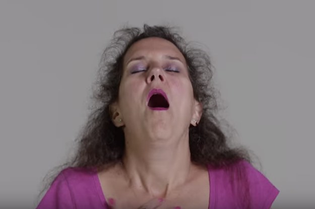 От секса в ванной баба кончает и получает много спермы в рот.