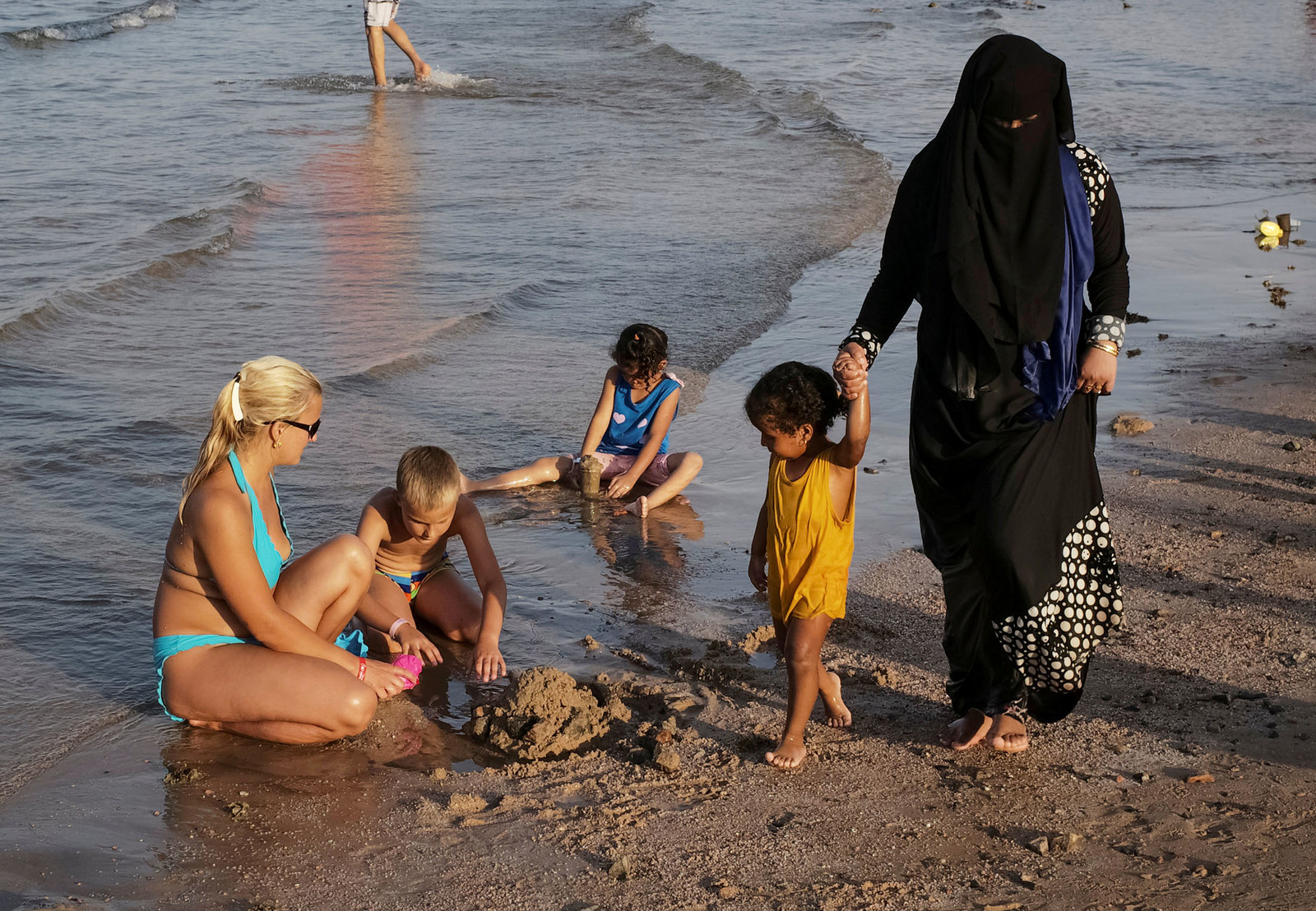 Арабские Женщины На Пляже Порно Видео