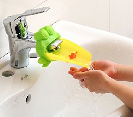 Beste Rezension: "Artikel jeden Cent wert. Meine Enkel waschen sich jetzt gerne die Hände. Läßt sich leicht über den Wasserhahn stülpen. Ein Riesen-Spaß für kleine Kinder." –