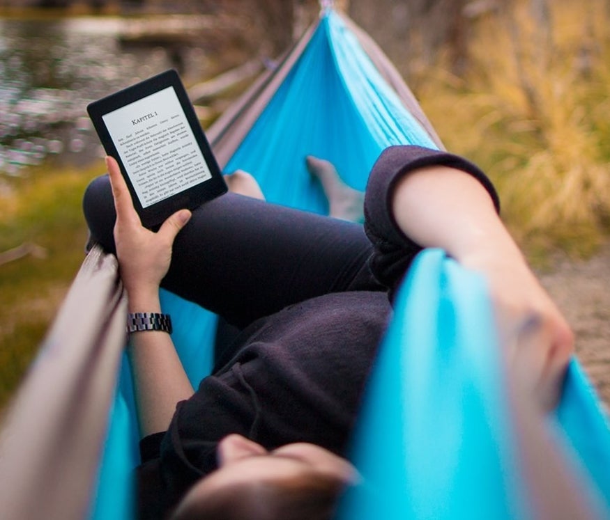 Beste Rezension: "eBook Reader sind in großer Auswahl erhältlich, der Kindle Paperwhite besticht besonders durch den angeschlossenen amazon eBook-Shop, Erwerb und Download neuer Bücher ist denkbar einfach. Smartphone/Tablet Nutzer müssen sich geringfügig umgewöhnen, da es keinen Home Button unten gibt, sondern alles über den Touch-Screen gesteuert wird. Die Hintergrundbeleuchtung ermöglicht unangestrengtes Lesen ungeacht der Raumhelligkeit." –