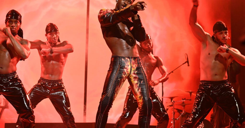 Lil Nas X relives his SNL pants-splitting wardrobe 
