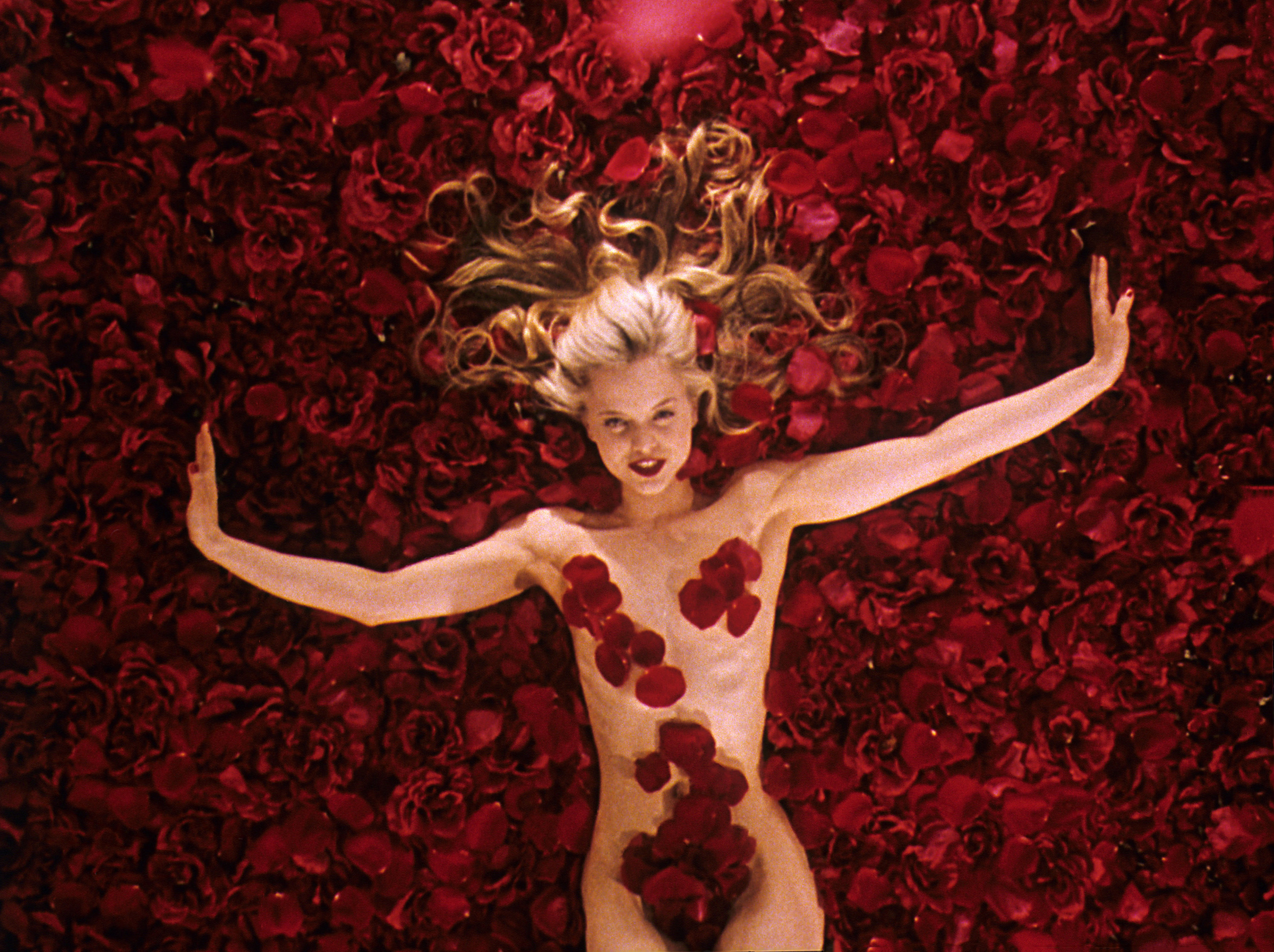 Мена Сувари В Лепестках Роз – Красота По-Американски 1999