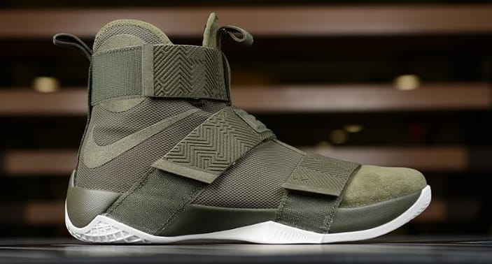 Foot locker outlet lebron soldier 11