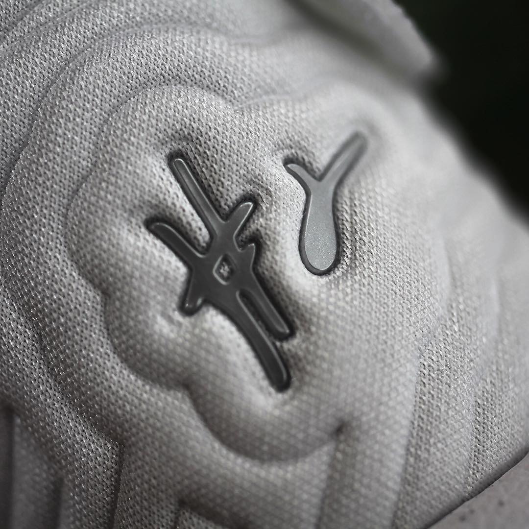 Nike Kyrie 2 Silver Speckle Heel Detail 819583-107