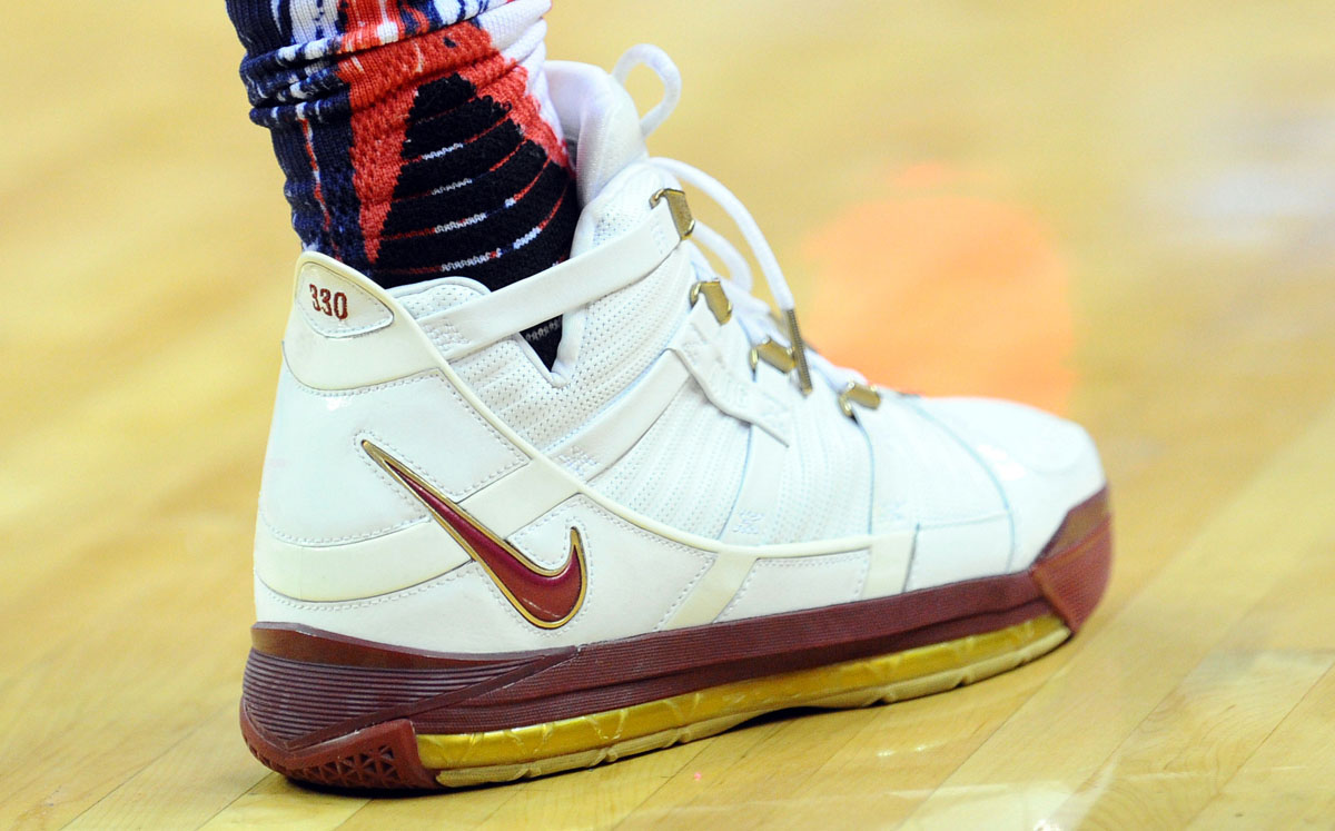 Nike zoom lebron 3 white outlet gold