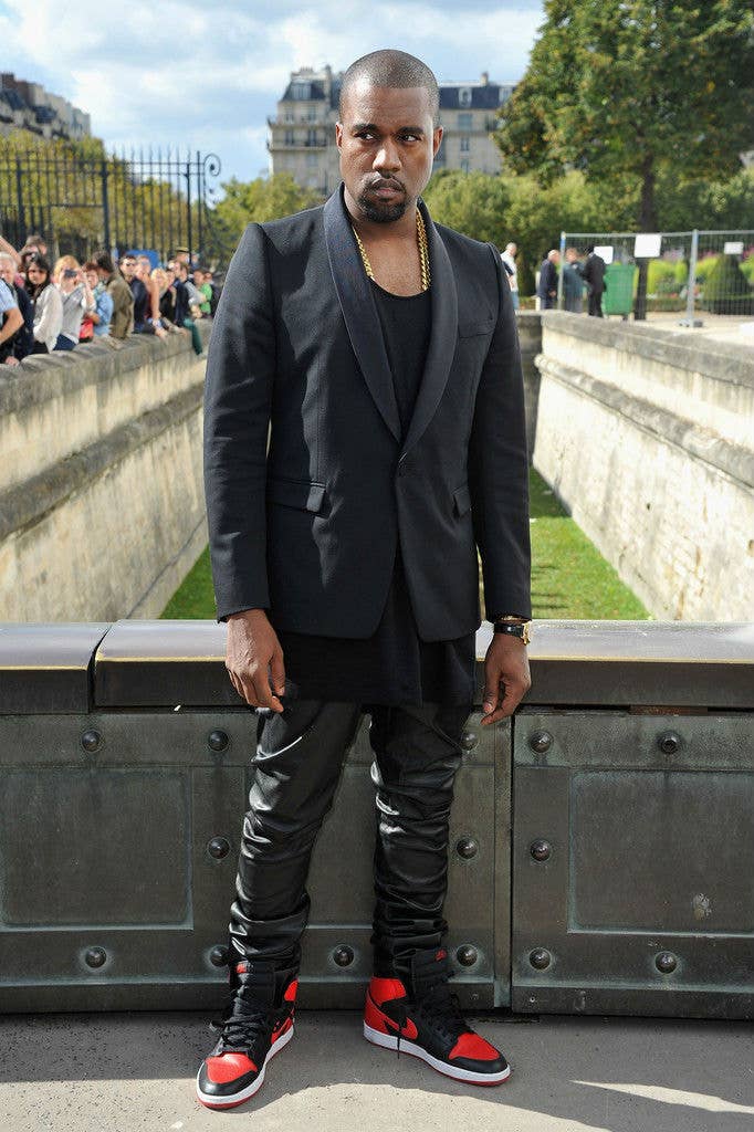Kanye West Wears Air Jordan 1 Black Red (2)