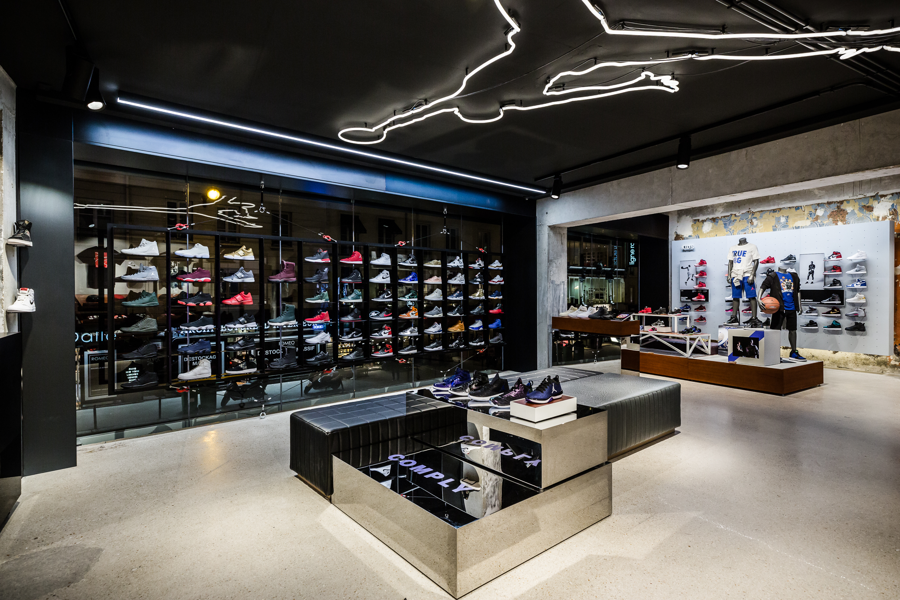 Новый магазин кроссовок. Nike Air Jordan Store. Nike Jordan Boutique. Nike Jordan магазин в Москве. Nike Store in 1988.