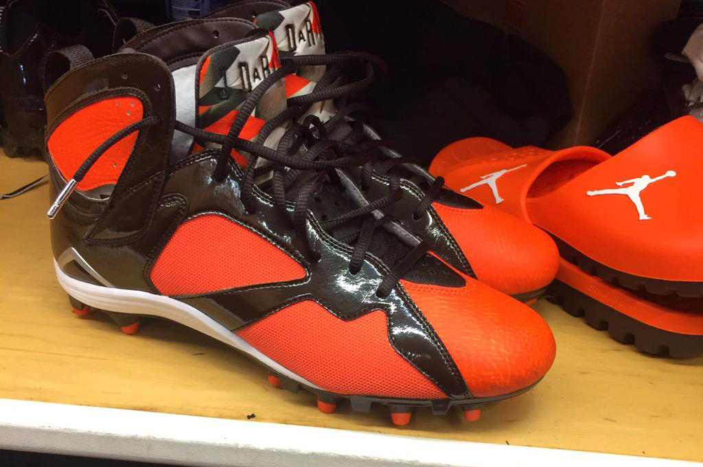 Orange jordan football outlet cleats