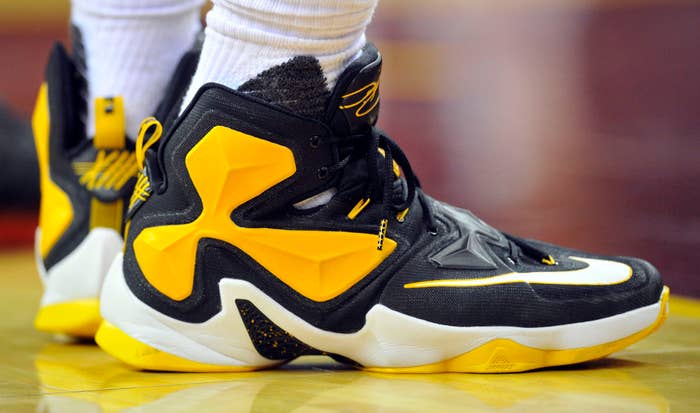 LeBron James Nike LeBron 13 Black Yellow White PE (1)