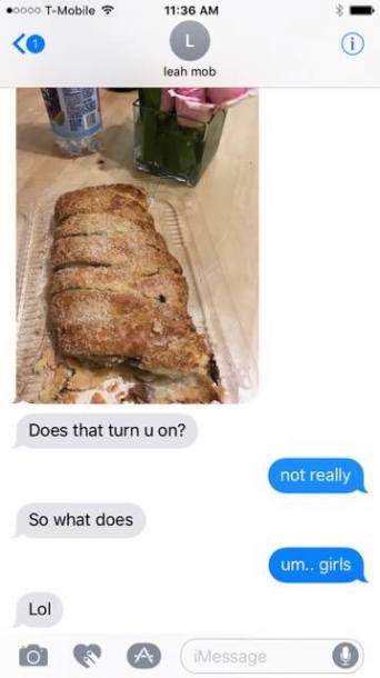Michael Che and Leah McSweeney Texts