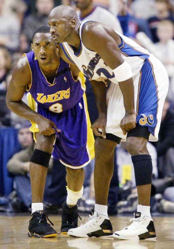 Kobe Bryant wearing Air Jordan 7 Lakers &#x27;Away&#x27; PE