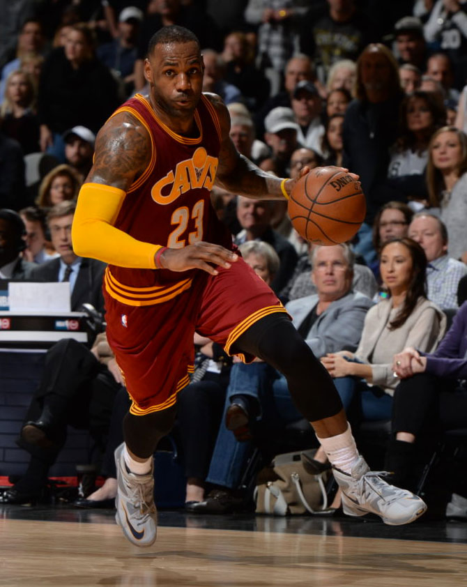 LeBron James Wearing a Grey Nike LeBron 13 Against the Spurs (2)