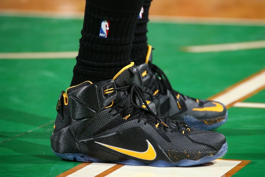 LeBron James wearing Nike LeBron XII 12 Black/Yellow PE on November 14, 2014