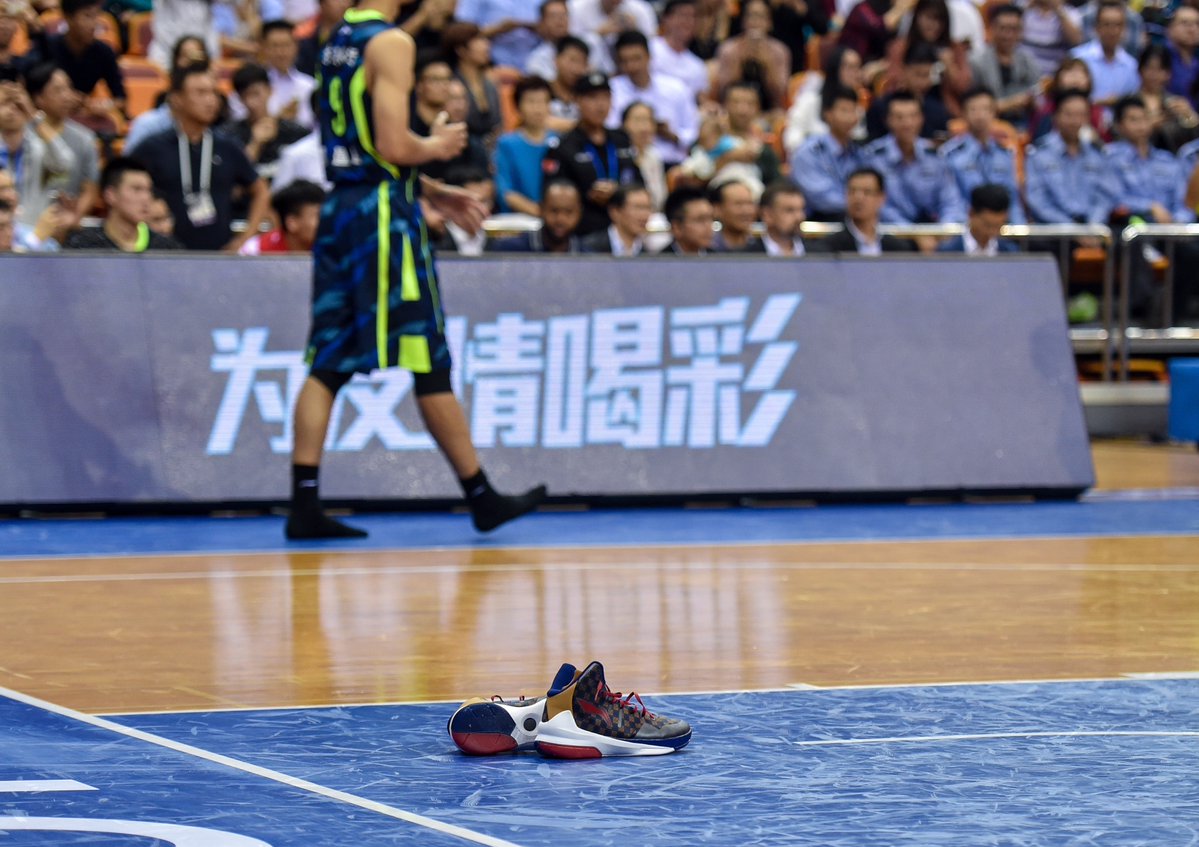 Yi Jianlian Takes Off Li-Ning Sneakers in Game to Protest (1)