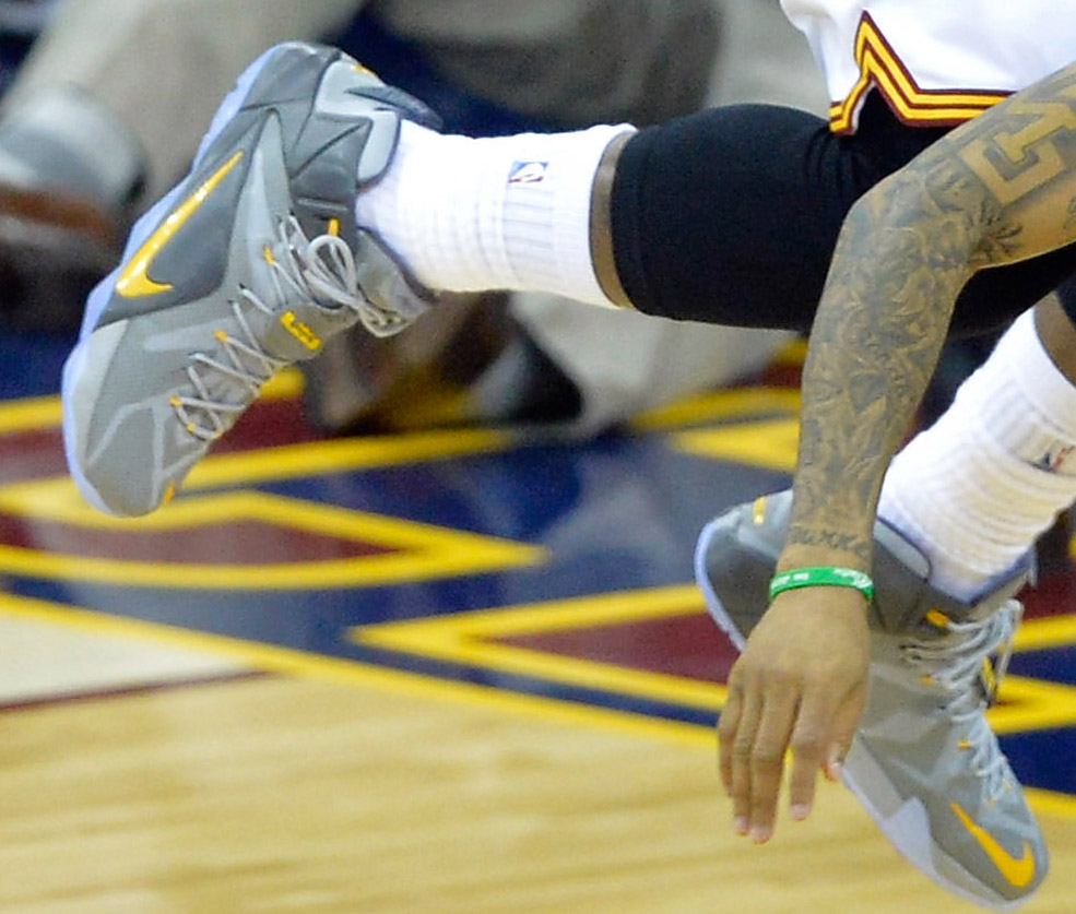 LeBron James wearing Nike LeBron XII 12 Grey/Yellow PE on January 21, 2015