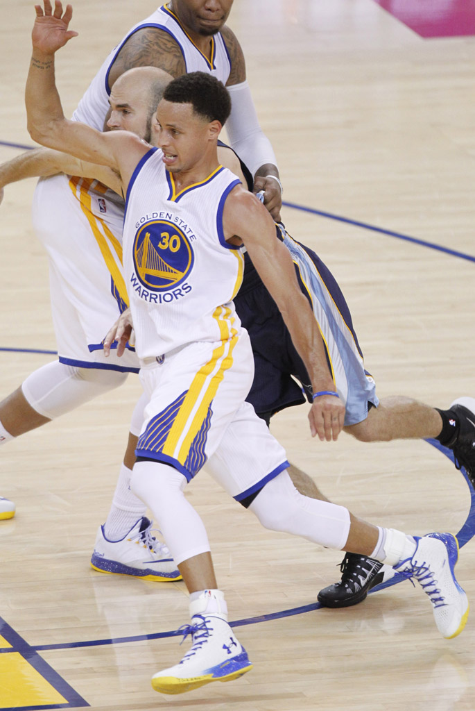 Stephen Curry wearing an Under Armour Curry One PE (2)