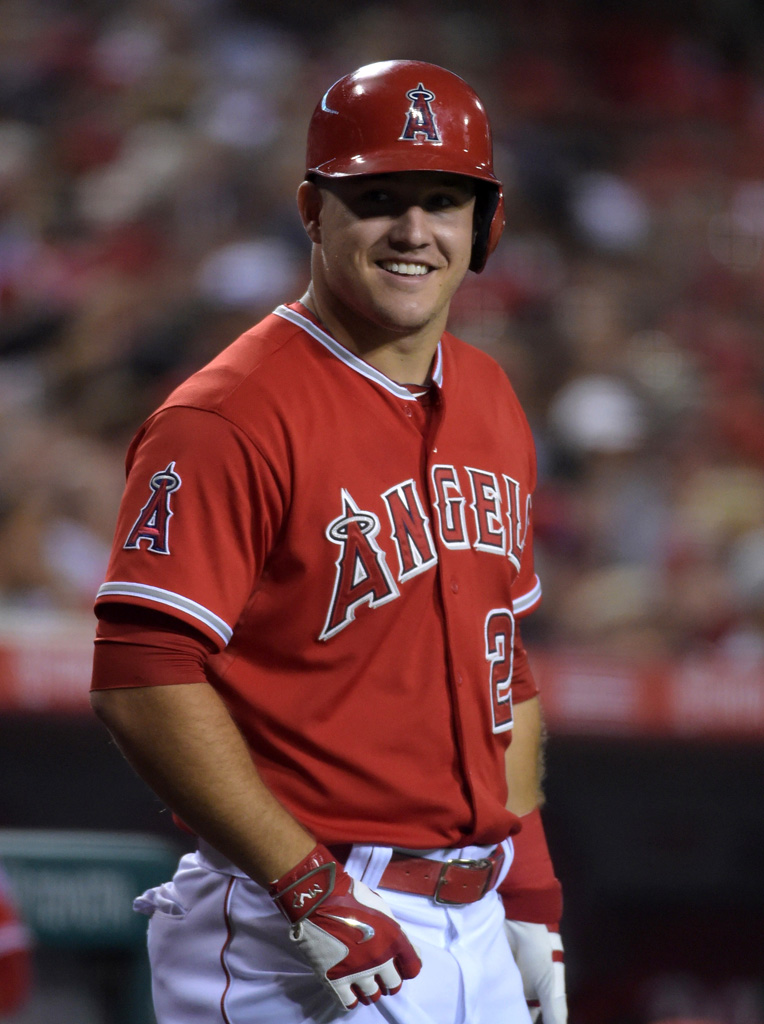 Warriors' Stephen Curry takes time out for Angels' Mike Trout