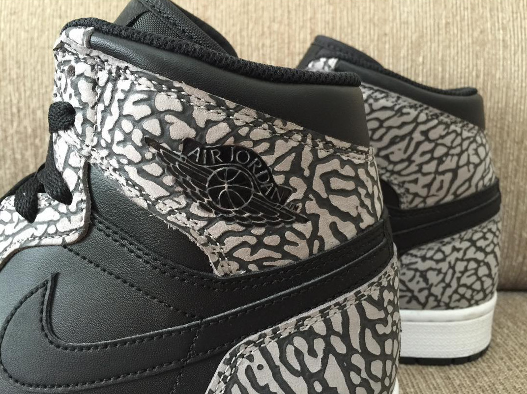 Here's an Air Jordan 1 That Looks Like a Supreme Dunk