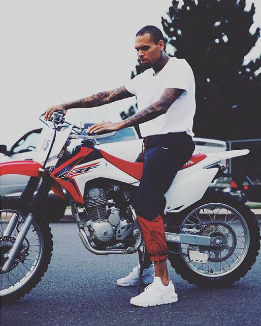 Chris Brown wearing the &#x27;White&#x27; Nike Air Huarache