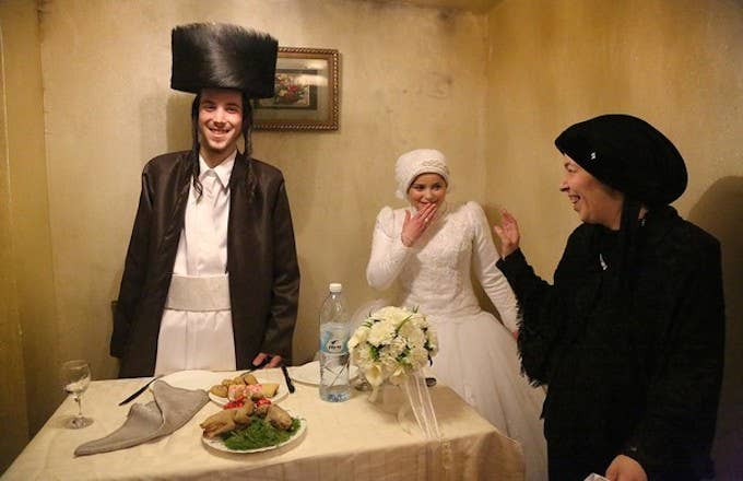 Young Orthodox Jewish Couple Shot by Agnieszka Traczewska 