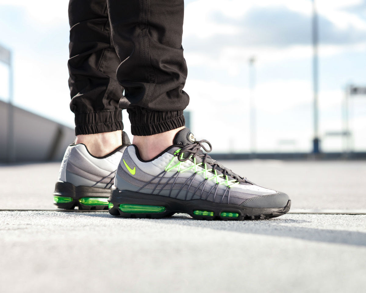 Nike Air Max 95 Ultra SE Neon On-Foot Right Side 845033-007
