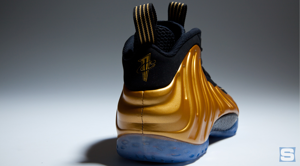 Black and gold outlet foams footlocker