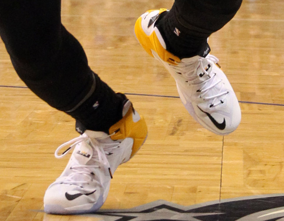 LeBron James wearing Nike LeBron XII 12 White/Yellow-Black PE on December 26, 2014
