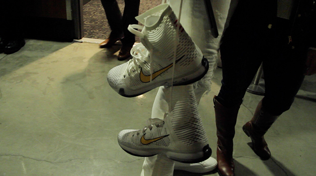 Kobe Bryant Gave Kevin Durant His Game Sneakers with a Special Message Last Night (2)