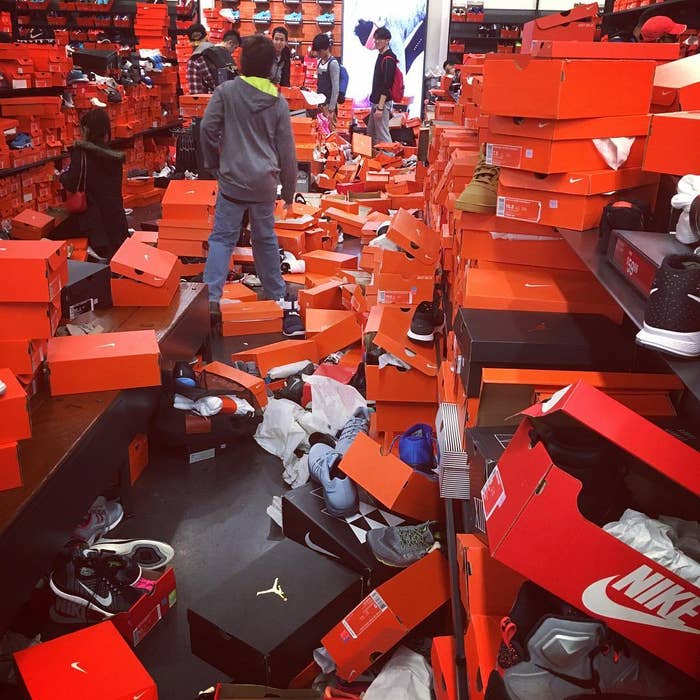 skjold Humanistisk At læse Shoppers Trashed a Nike Outlet on Black Friday | Complex