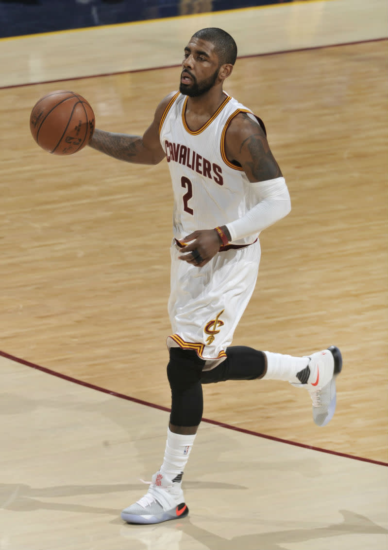 Kyrie irving hotsell shoes on court