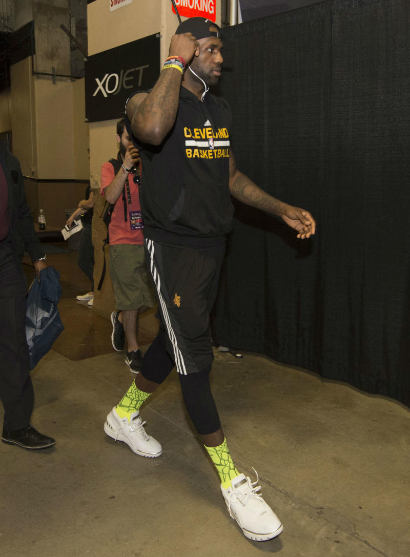 LeBron James Brought His Rookie Sneakers to the NBA Finals (4)