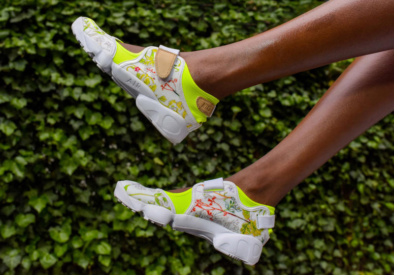 picnic Amabilidad Persona a cargo del juego deportivo Nike and Liberty Come Together for Floral Tennis Sneakers | Complex