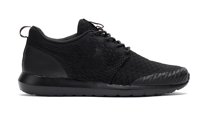 Nike flyknit roshe 2025 run triple black