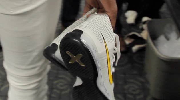 Kobe Bryant Gave Kevin Durant His Game Sneakers with a Special Message Last Night (1)