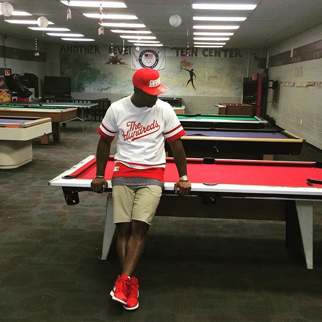 Victor Cruz wearing the &#x27;Gym Red&#x27; Air Jordan 1