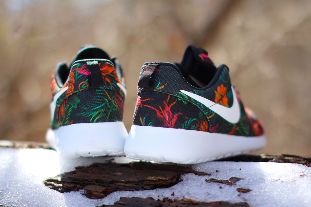 Nike roshe run floral on sale orange