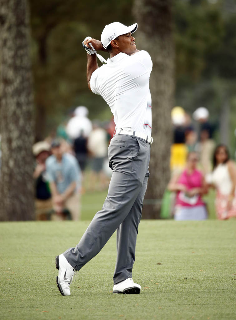 Tiger Woods wearing the Nike TW &#x27;11 Instead of the &#x27;15 (3)
