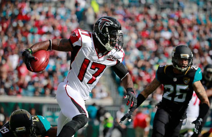 Devin Hester carries the ball in a 2015 game against the Jacksonville Jaguars.
