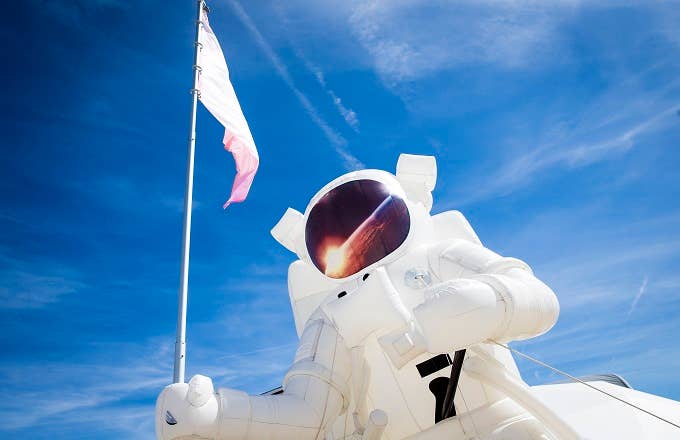 WECANDANCE Astronaut