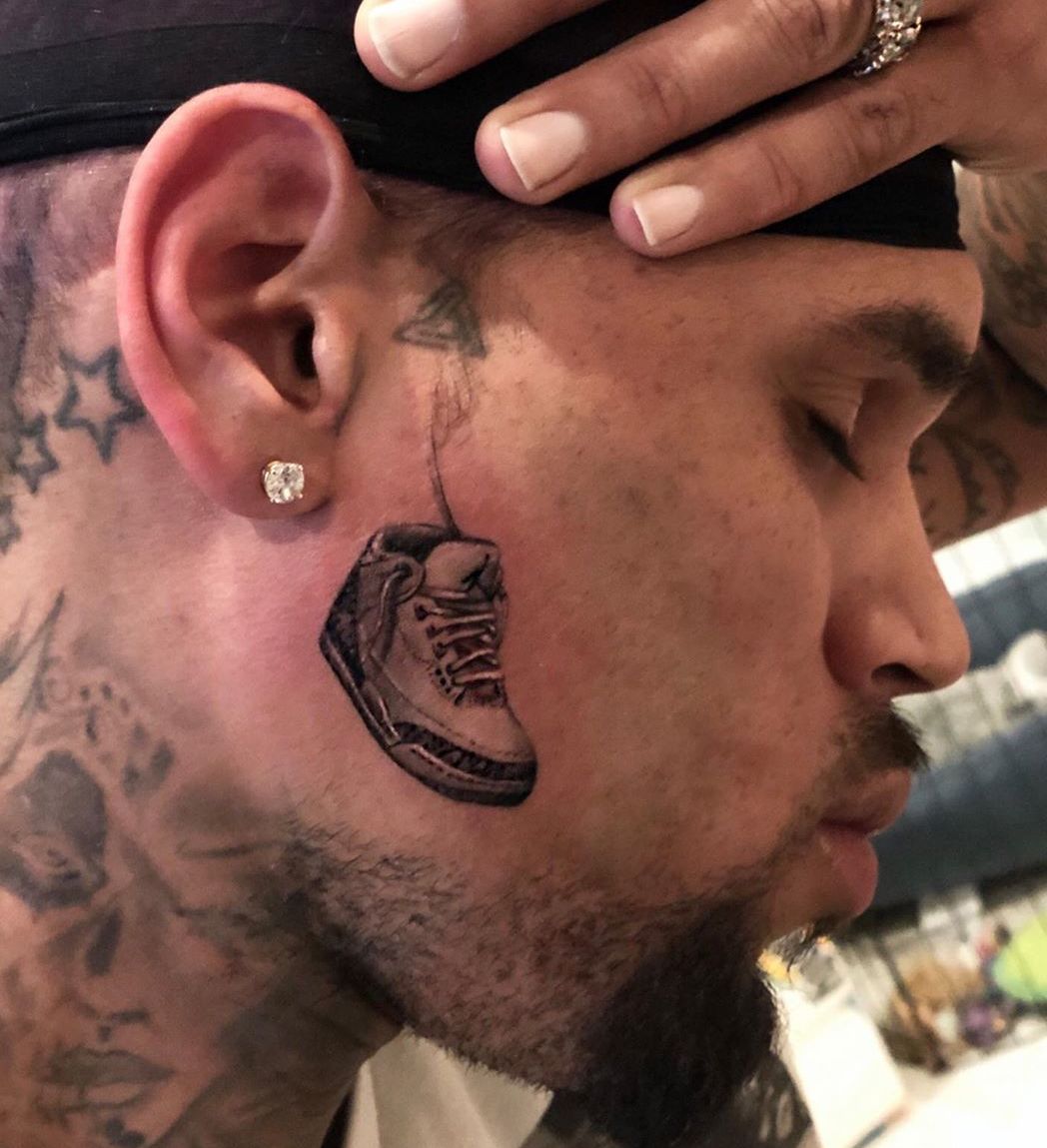 Portable trends as he gets new face tattoo in Cyprus (photos/video)