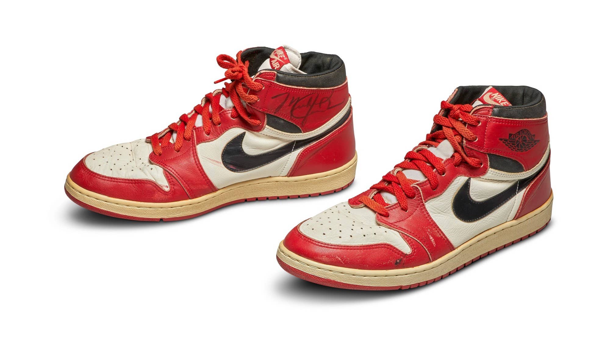 1985-86 Chicago Bulls – Michael Jordan Game-Worn, Signed Air Jordan I Sneakers  Shoes – UDA COA) – Memorabilia Expert