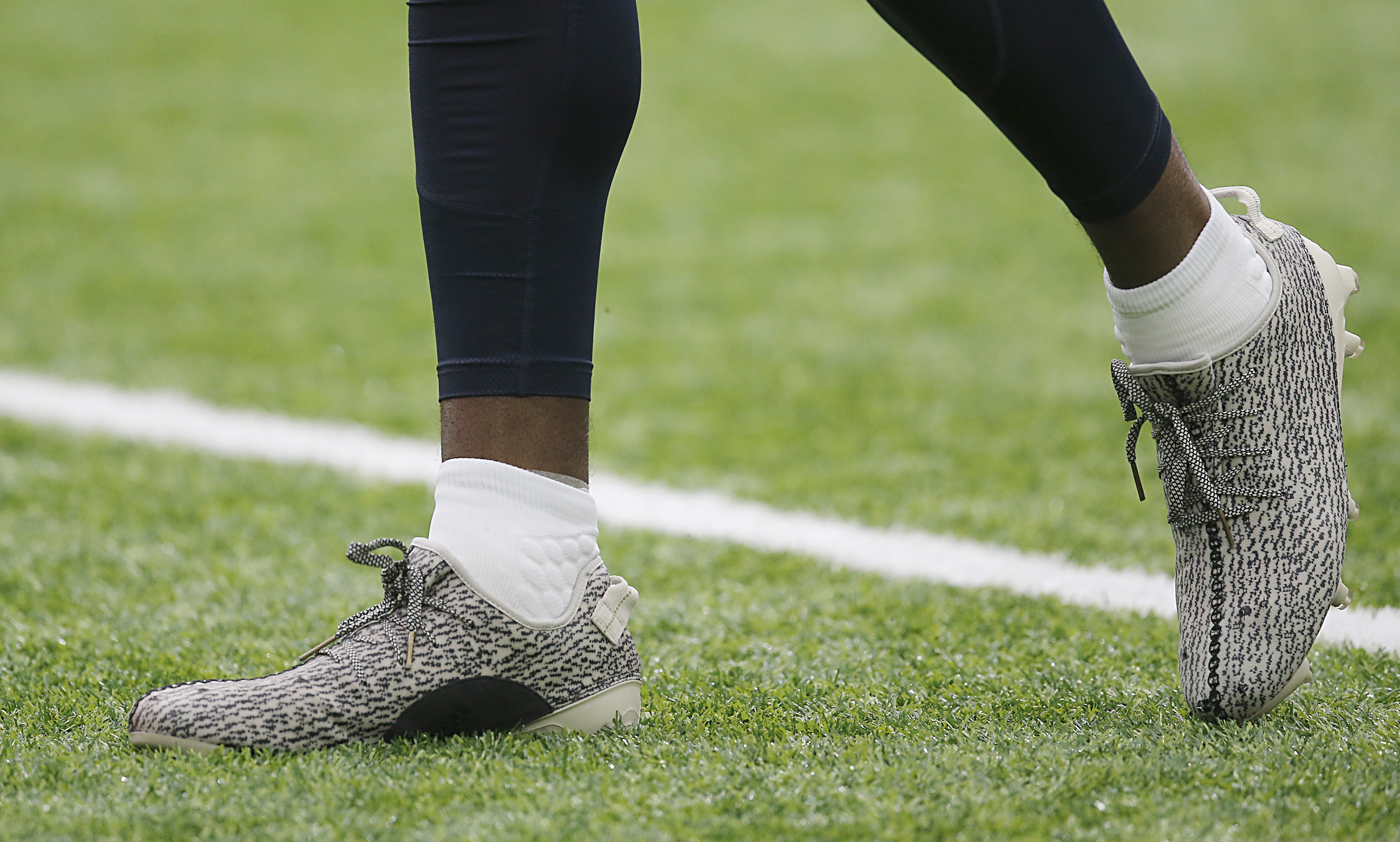 Birma je bent Spanning The NFL Banned Kanye West's adidas Yeezy Cleats | Complex