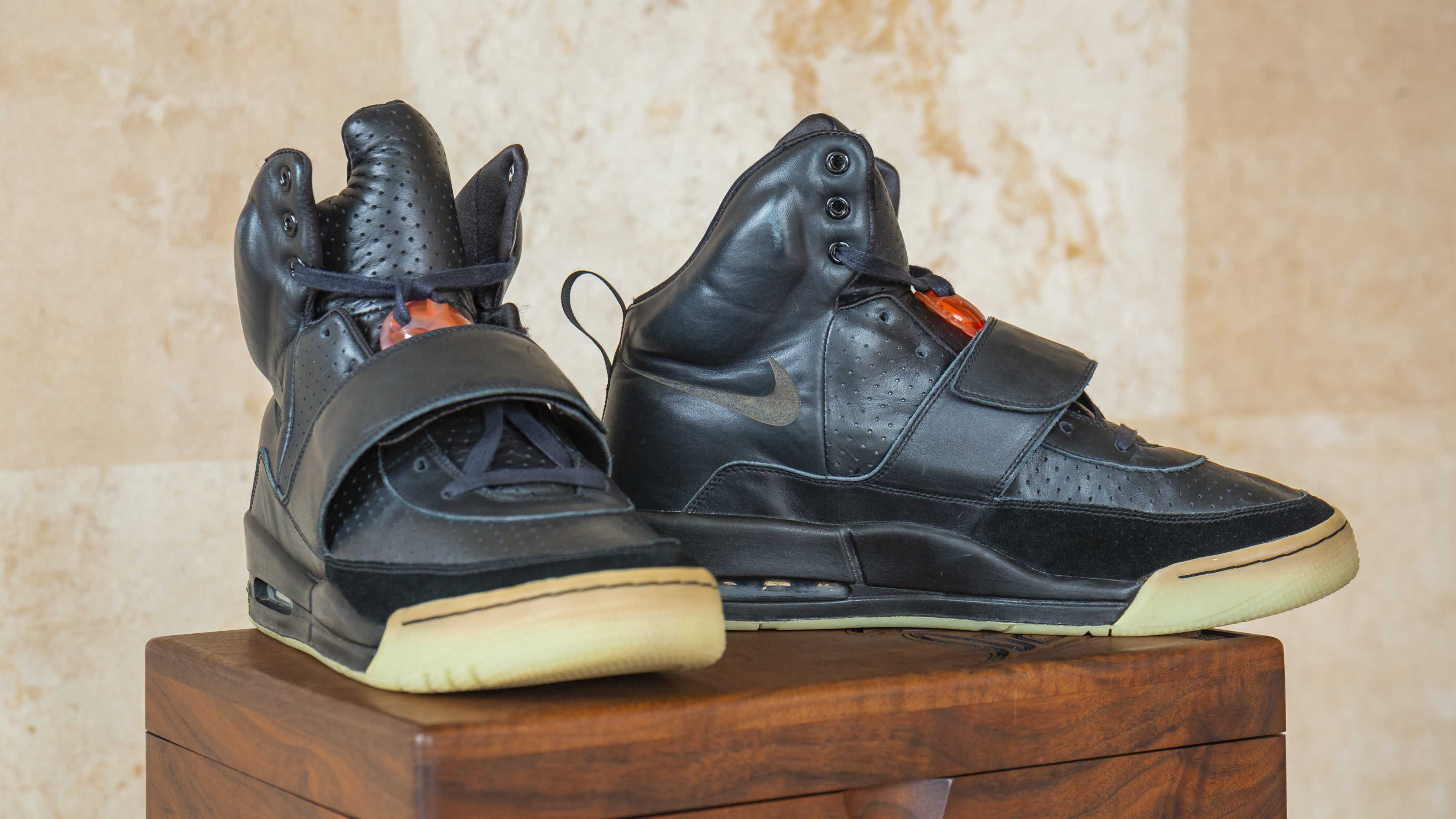 lineal Mayor Indulgente Kanye West's 'Grammy' Nike Air Yeezy 1 Sample Is Up for Sale | Complex