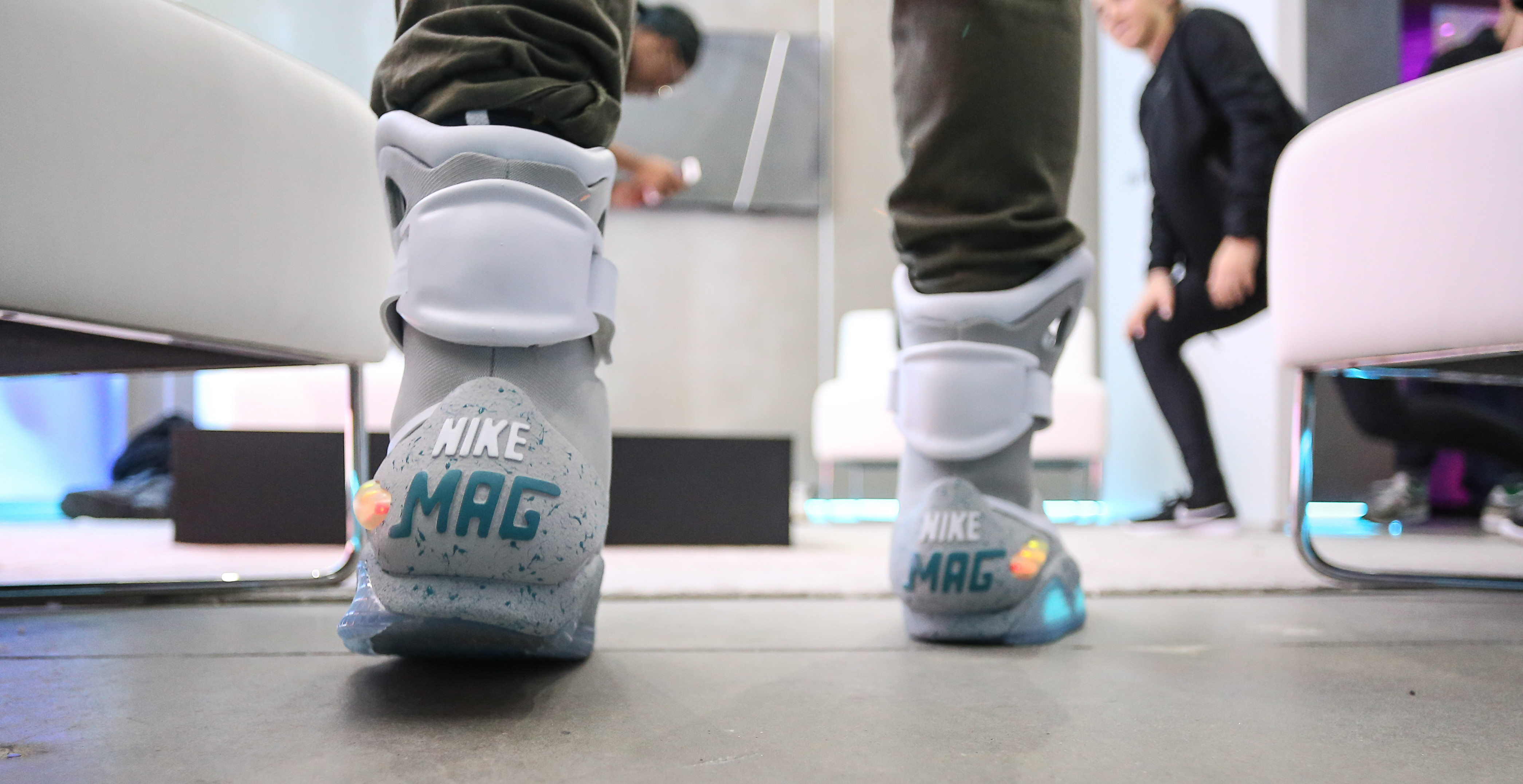 underholdning meget Decrement What It's Like to Wear Auto-Lacing Nike Mags | Complex