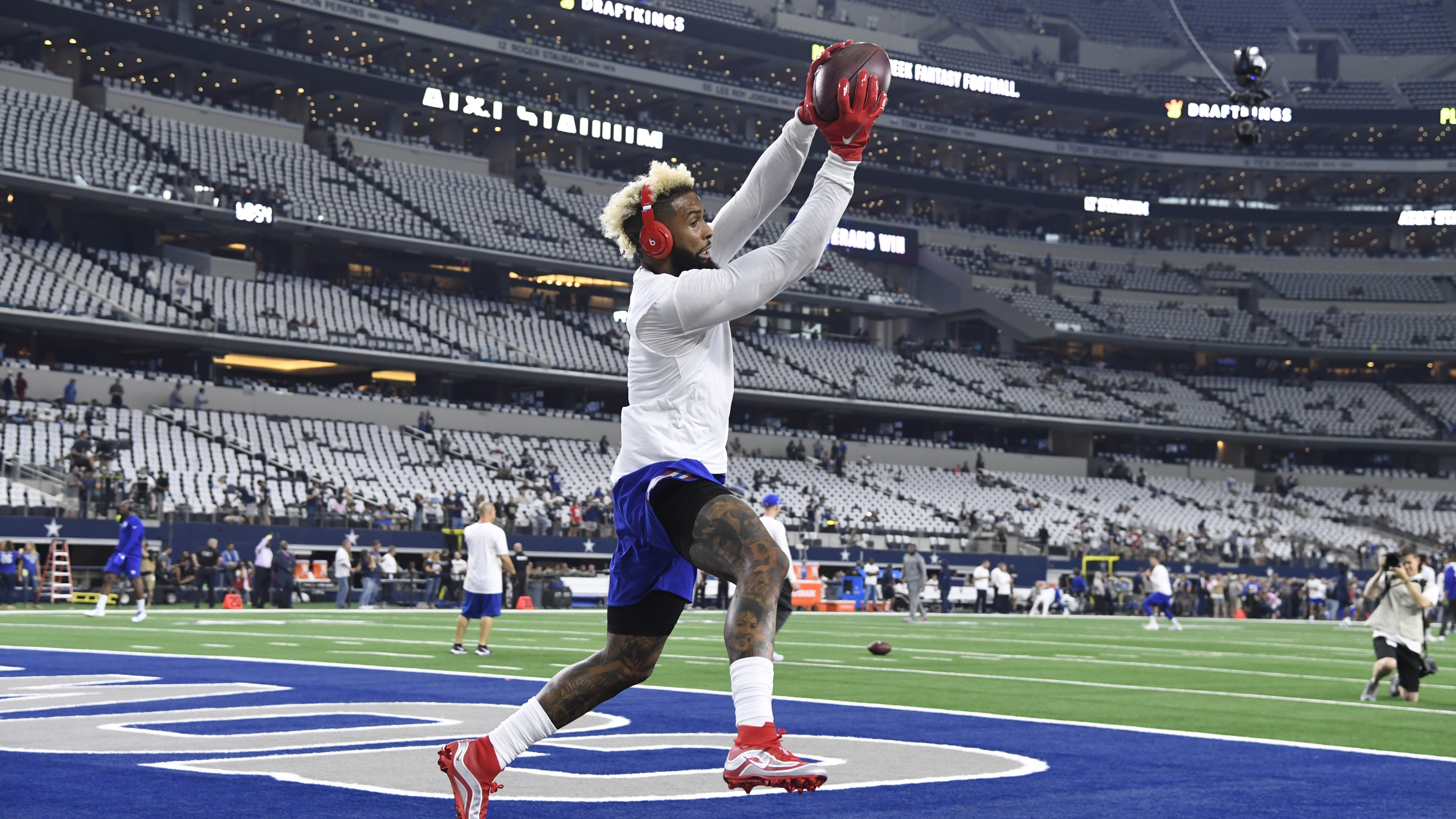 Odell warming up against the Dallas Cowboys