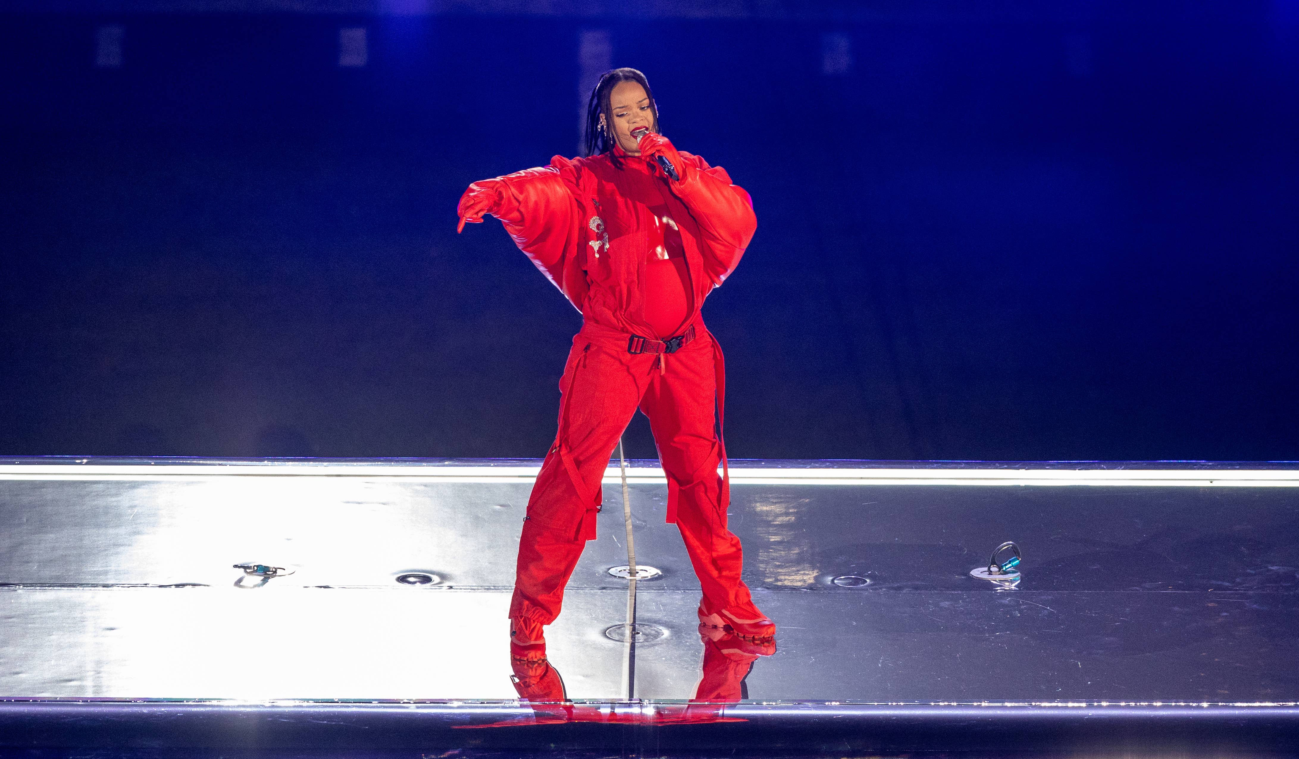 sextant toevoegen ziekte Rihanna Performs in Maison Margiela x Salomon Sneakers at the Super Bowl |  Complex