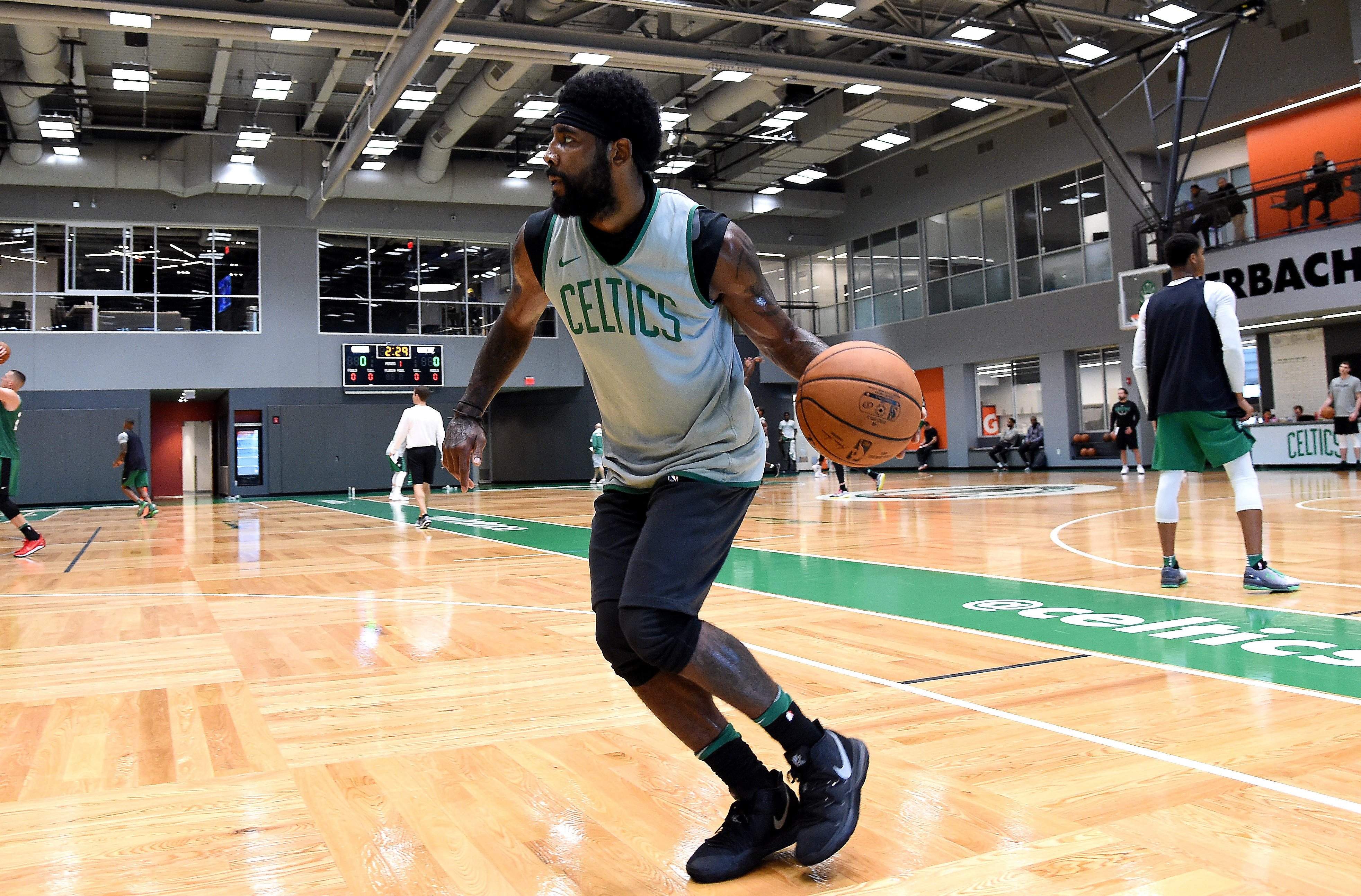 Kyrie irving wearing store kyrie 5