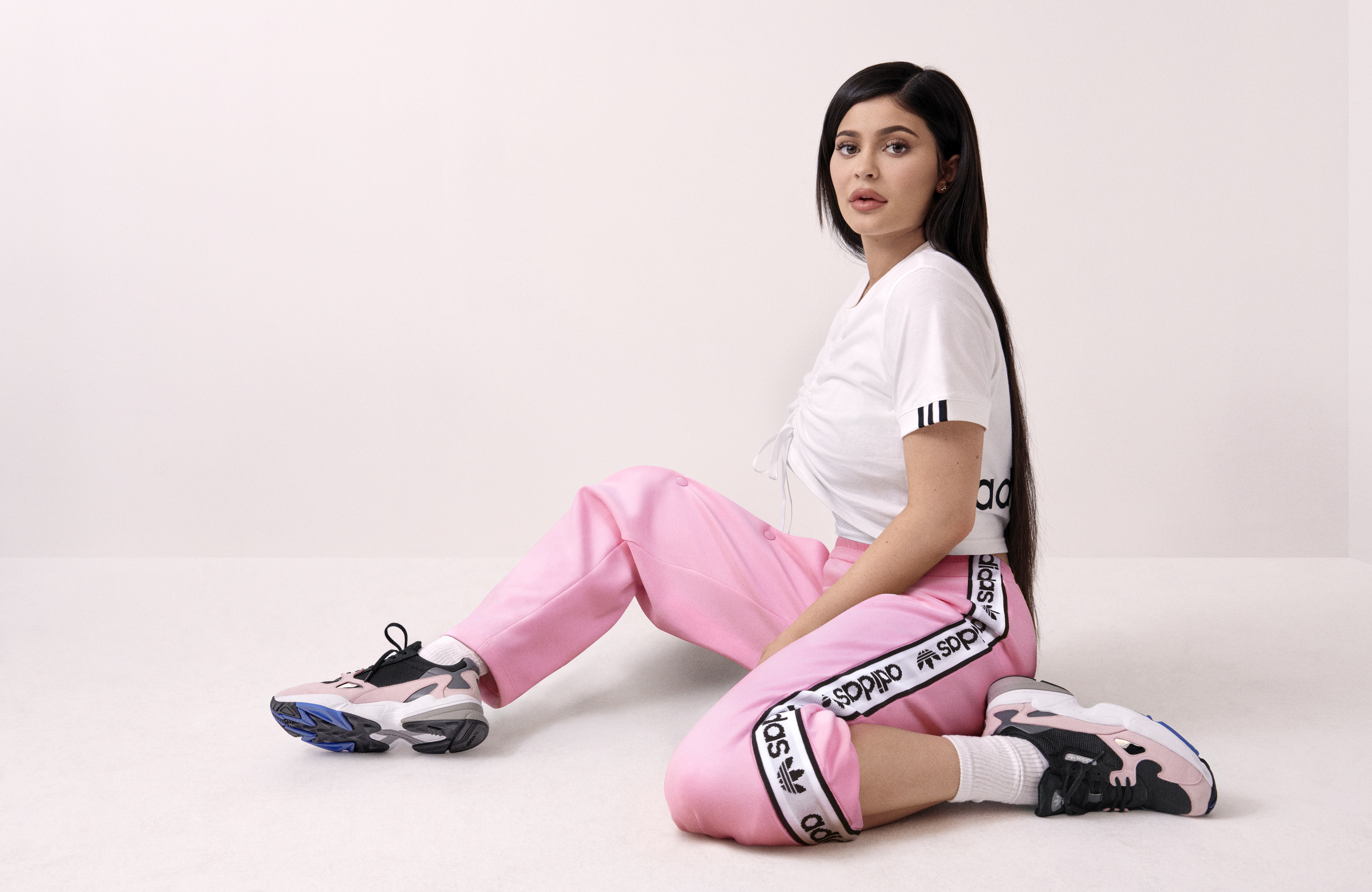 Oxidar seré fuerte Ten confianza Kylie Jenner Is the New Face of the Adidas Falcon | Complex