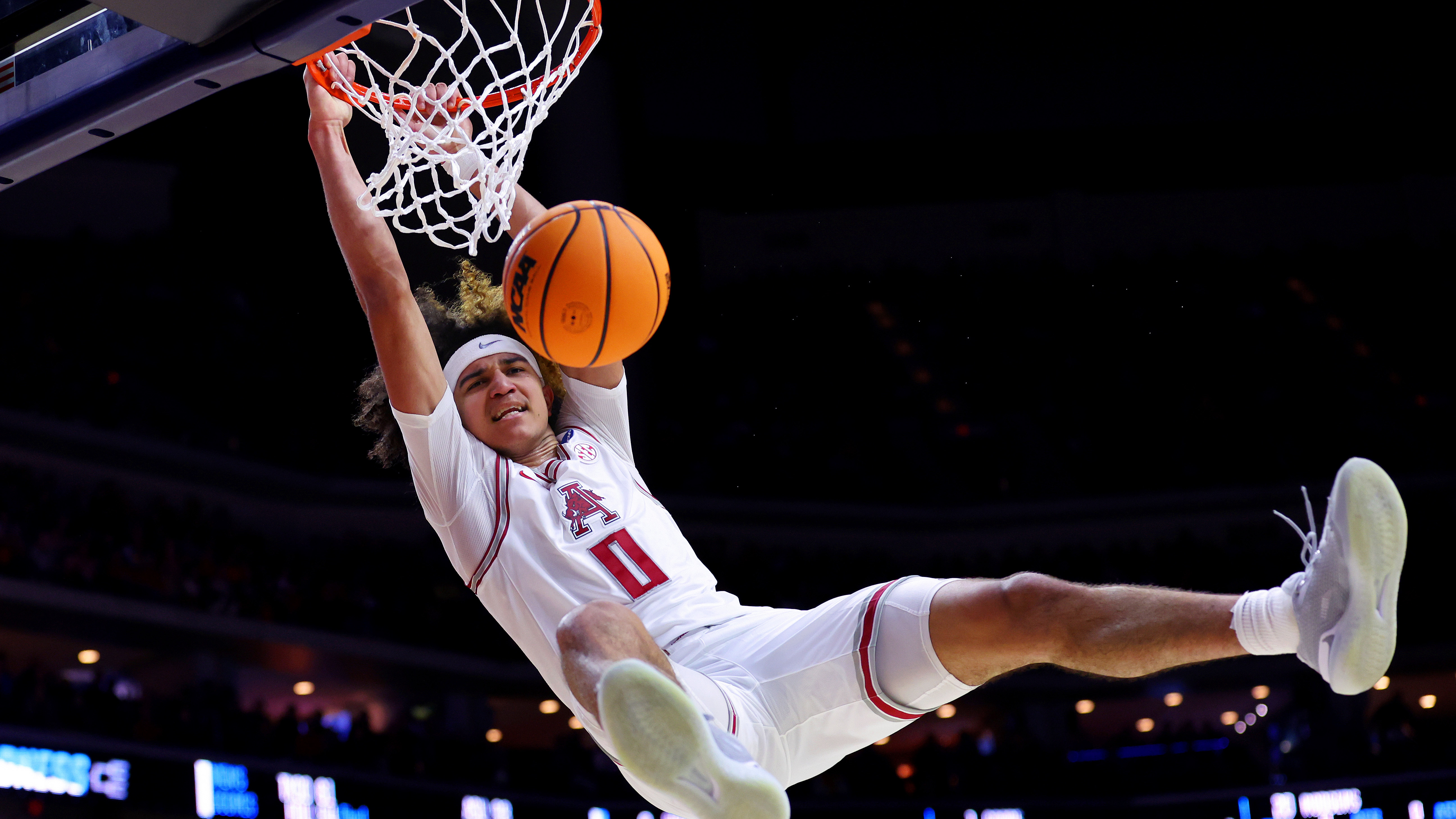 Anthony Black playing basketball at Arkansas